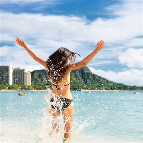 Счастливая женщина на Гавайских каникулах в Вайкики