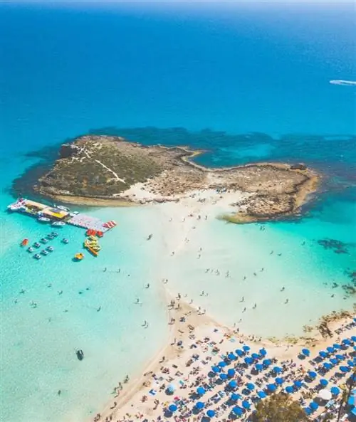 Пляж Кипра с туристами и голубой водой