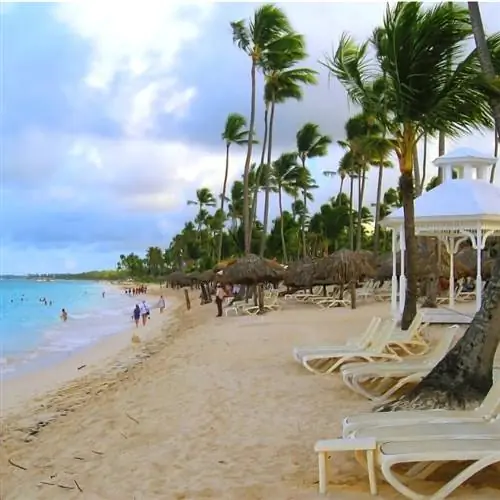 Тропический пляж в неустановленном месте в Доминиканской Республике