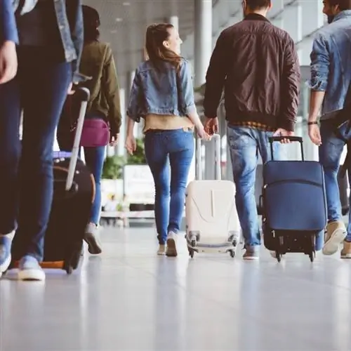 Пассажиры, идущие по коридору аэропорта