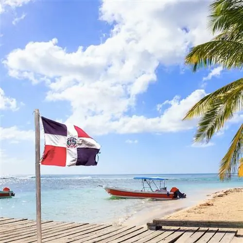 Флаг на пляже в Доминиканской Республике