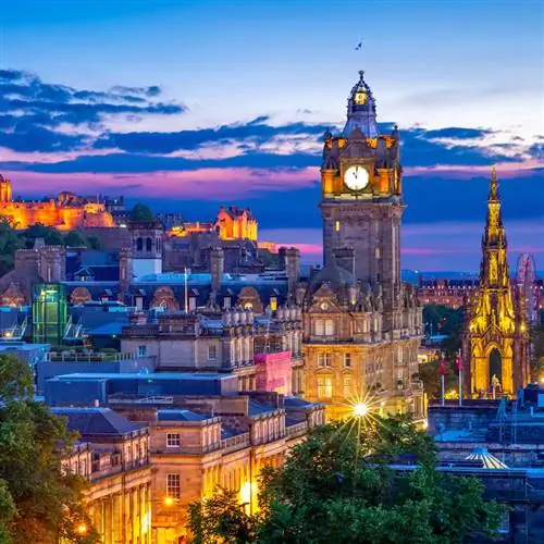 Горизонт Эдинбурга, Шотландия, в сумерках