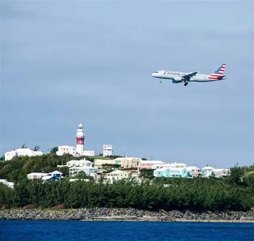 Самолет American Airlines приземлился на Бермудских островах