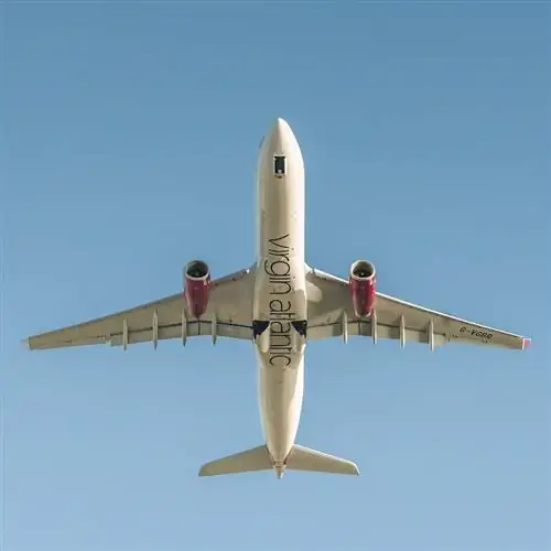 Самолет Virgin Atlantic в небе