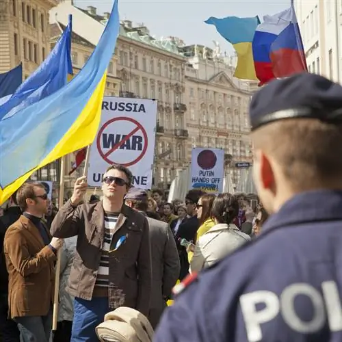 Протестующие требуют, чтобы Россия прекратила вмешательство в дела Украины