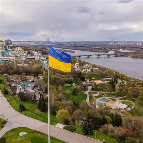 Украинский флаг развевается в Киеве, Украина