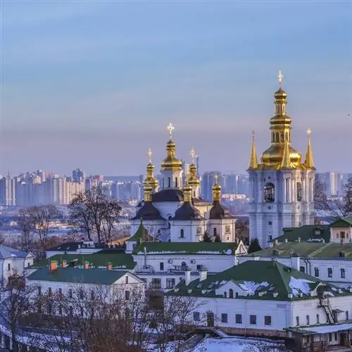 Вид с воздуха на монастырь Печерской Лавры в Киеве и на горизонте Киева, Украина