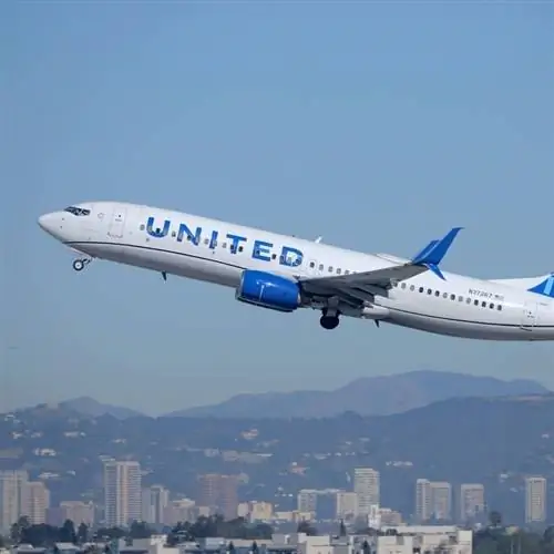 Самолет United Airlines взлетает Самолет United Airlines взлетает