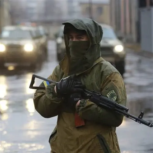 Молодой украинский солдат с пистолетом в Донбассе Украины Молодой украинский солдат с пистолетом в Донбассе Украины