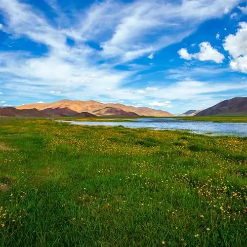 озеро и голубое небо в Монголии