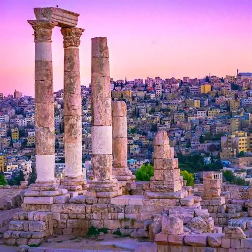 Амман, закат Иордании над римскими руинами