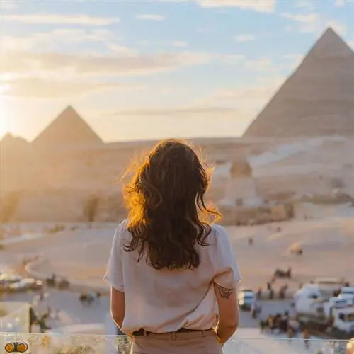Женщина-туристка с видом на пирамиды в Египте