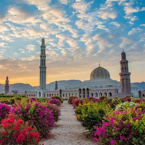 Мечеть в цветущем саду в Омане, Ближний Восток