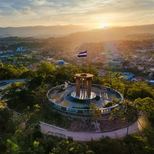 Флаг Гондураса в Тегусигальпе