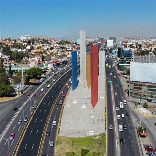 Вид с воздуха на оживленную автомагистраль в Наукальпане, Мексика