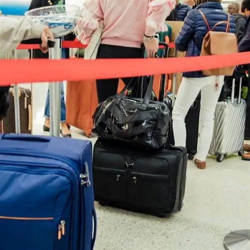 Очередь людей в аэропорту