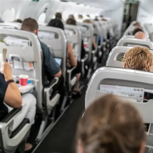 Пассажиры в самолете