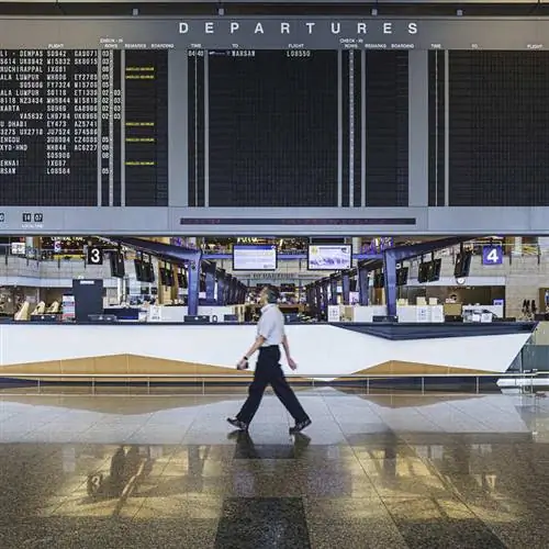 Персонал аэропорта в международном аэропорту Сингапура в Юго-Восточной Азии