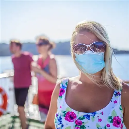 круиз с женщиной в маске