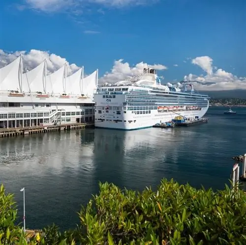 Круизный лайнер пришвартовался в канадском порту