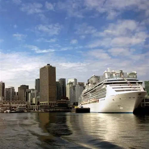 Горизонт гавани Ванкувера с круизным лайнером