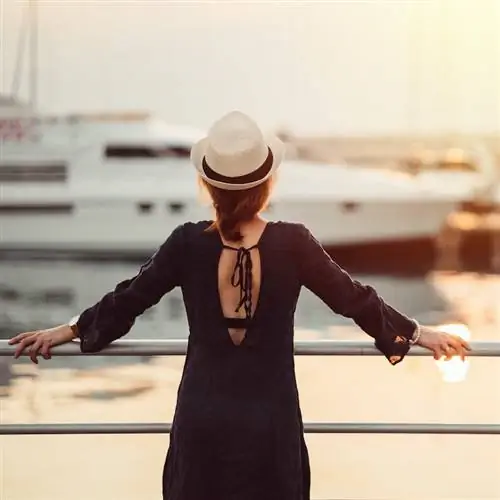 Женщина ждет посадки на круизный лайнер