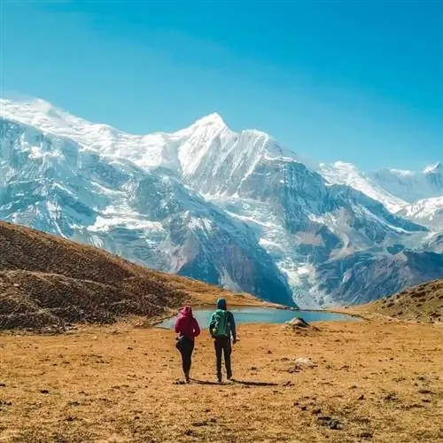 Пара туристов в пустынном месте в Непале, Южная Азия, на фоне заснеженных гор