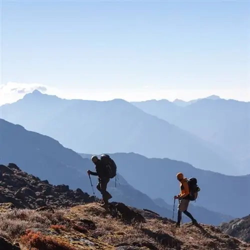 Люди с рюкзаками собираются скалолазать в Непале, Южная Азия