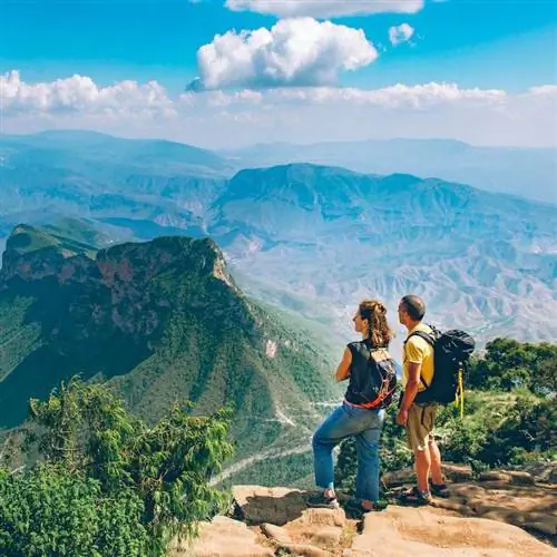 два туриста на вершине горного хребта Сьерра-Горда в Мексике