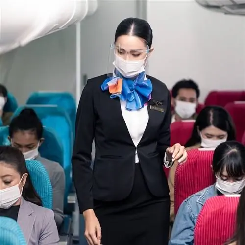 Пассажиры в масках в самолете