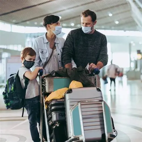 Семья в масках в аэропорту