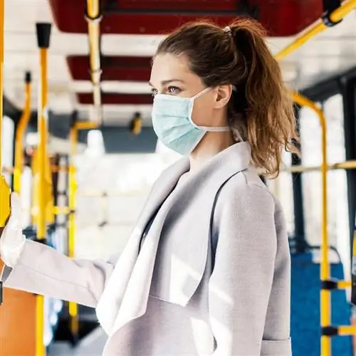 Женщина в маске в автобусе