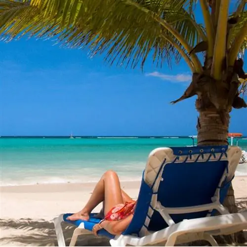 Женщина отдыхает на Ямайке