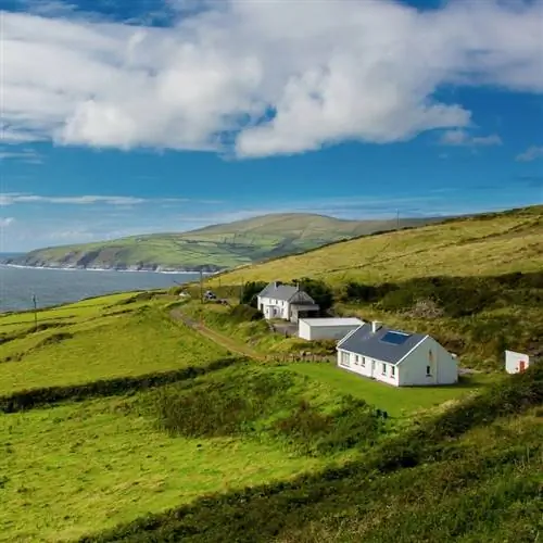Дома на побережье Ирландии