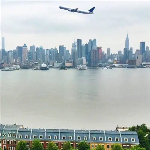 Самолет взлетает на фоне Нью-Йорка