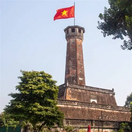 Вьетнамский флаг над башней в Ханое, Вьетнам