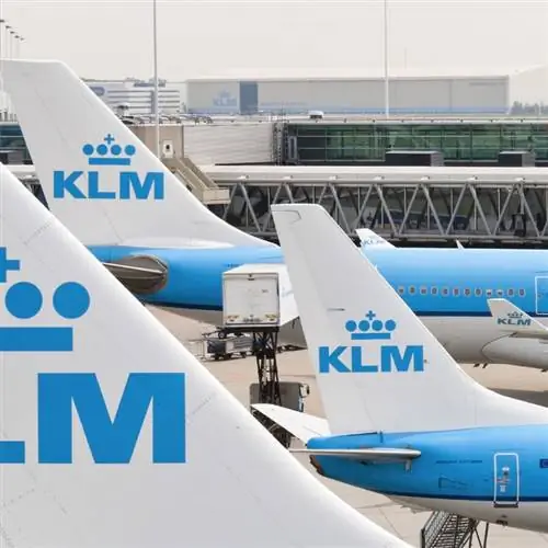 Хвосты самолетов KLM в аэропорту Схипхол, Амстердам, Нидерланды