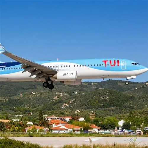 Самолет TUI взлетает