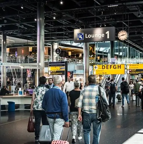 Пассажиры, следующие транзитом из аэропорта Амстердама Схипхол, Нидерланды