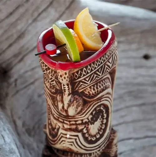 Выпейте напиток в Tiki Rock