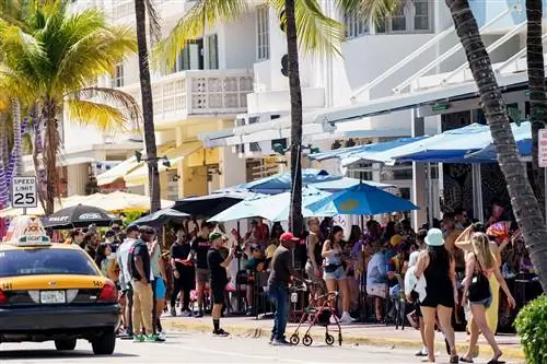 В Майами-Бич ввели комендантский час после насилия на весенних каникулах