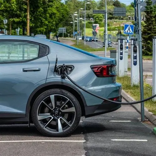 Электромобиль Polestar 2 заряжается на общественной зарядной станции.