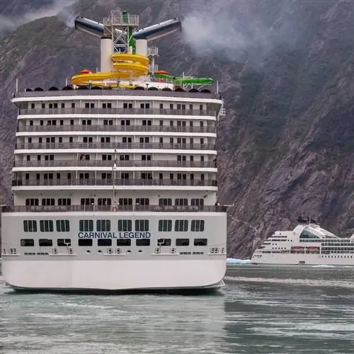Круизный лайнер Carnival Legend в море