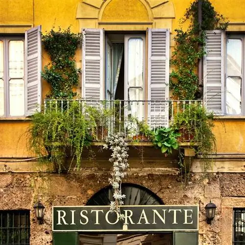желтая витрина магазина в Милане с надписью «Ristorante»