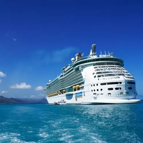 Круизный лайнер Royal Caribbean в море