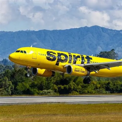 Самолет Spirit Airbus A320 взлетает из аэропорта Медельин в Колумбии