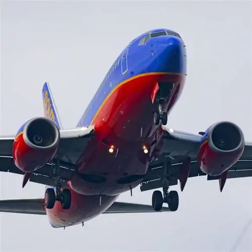 Самолет Southwest Airlines, взлетающий с земли