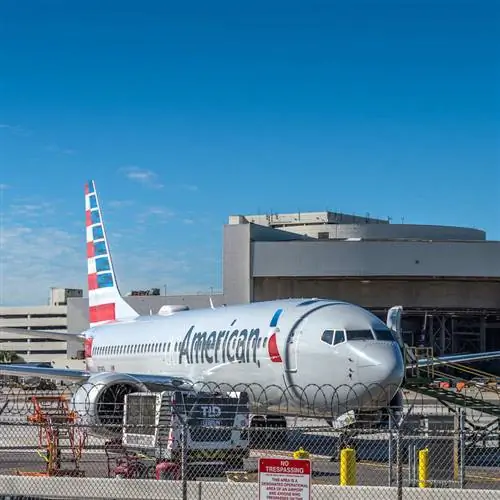Самолет American Airlines готовится к взлету из неизвестного аэропорта в США