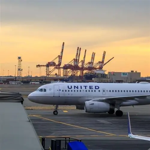 Самолеты United Airlines припаркованы в аэропорту Ньюарка Самолеты United Airlines припаркованы в аэропорту Ньюарка