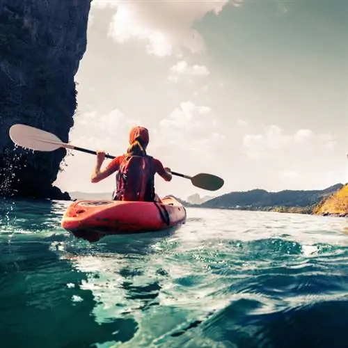 Молодая туристка на каяках в Таиланде